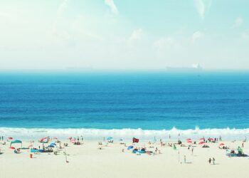 Pantai dipenuhi turis