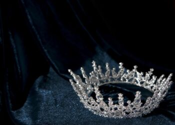 Wanita mencintai Mahkota, apalagi untuk menunjukkan kecantikannya yang padahal hal itu adalah bagian dari keinginan Syaitan. FOTO/Net