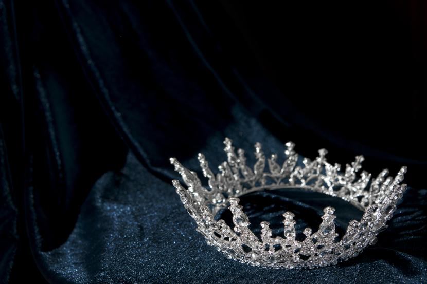 Wanita mencintai Mahkota, apalagi untuk menunjukkan kecantikannya yang padahal hal itu adalah bagian dari keinginan Syaitan. FOTO/Net