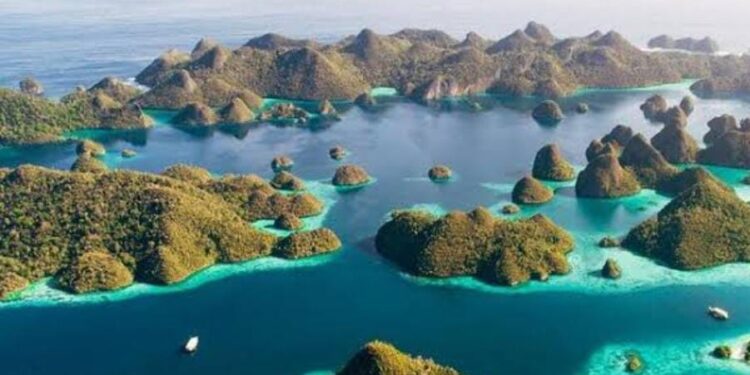Selamatkan Raja Ampat dengan  Syariat, Apa Salahnya?